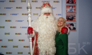 Дед Мороз с удовольствием позировал в Омске с блондинками 